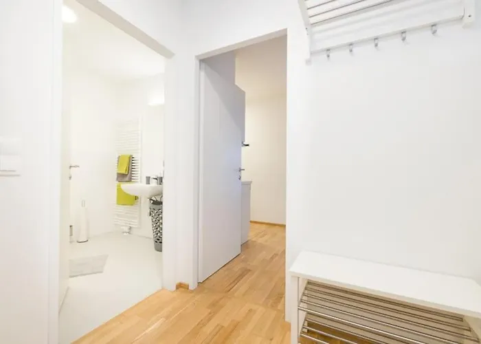 Deluxe With Balcony! Free Garage Parking Included! Bécs