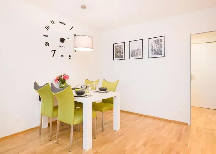 Apartman Deluxe With Balcony! Free Garage Parking Included!