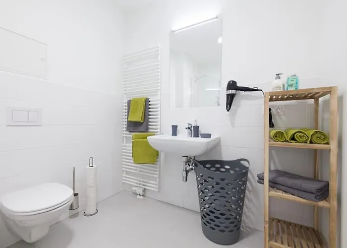 Deluxe With Balcony! Free Garage Parking Included! Apartman